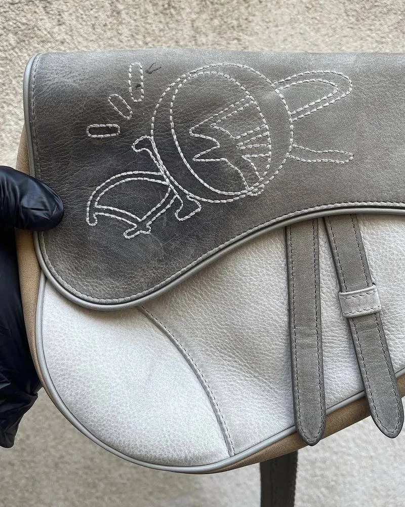 Sac selle en daim gris avant nettoyage