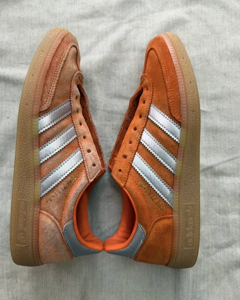 Sneakers en daim orange avant et après nettoyage