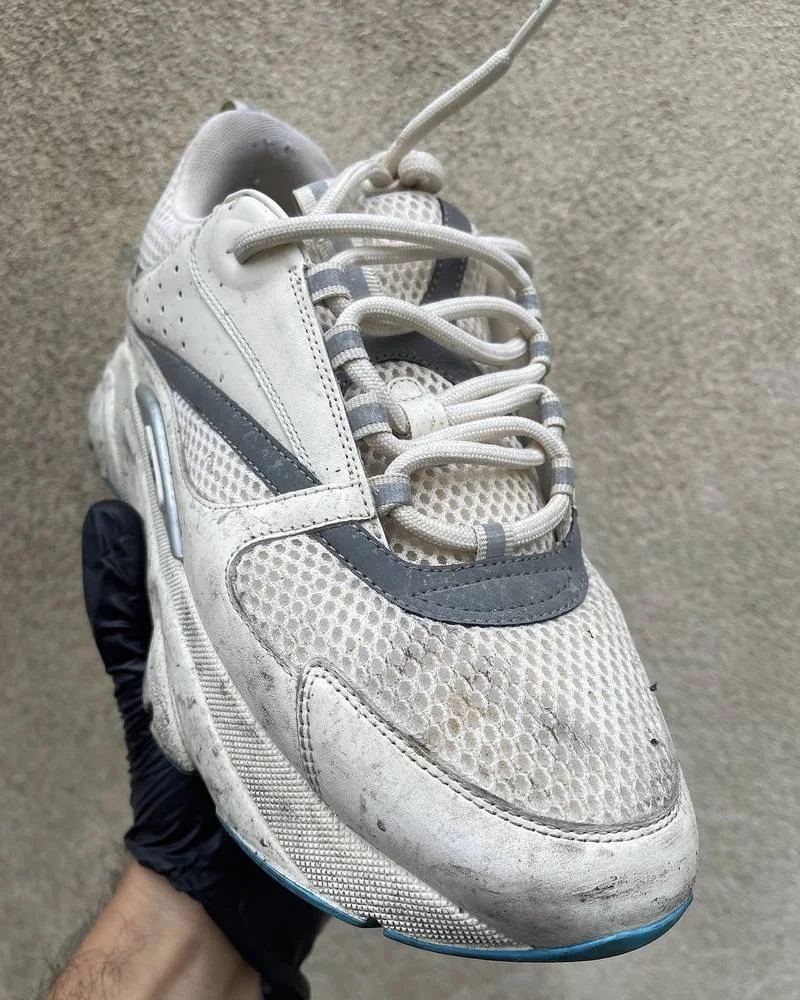 Sneakers blanches encrassées avant nettoyage