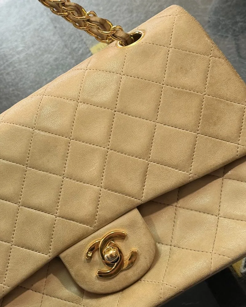 Sac matelassé beige avant changement de couleur