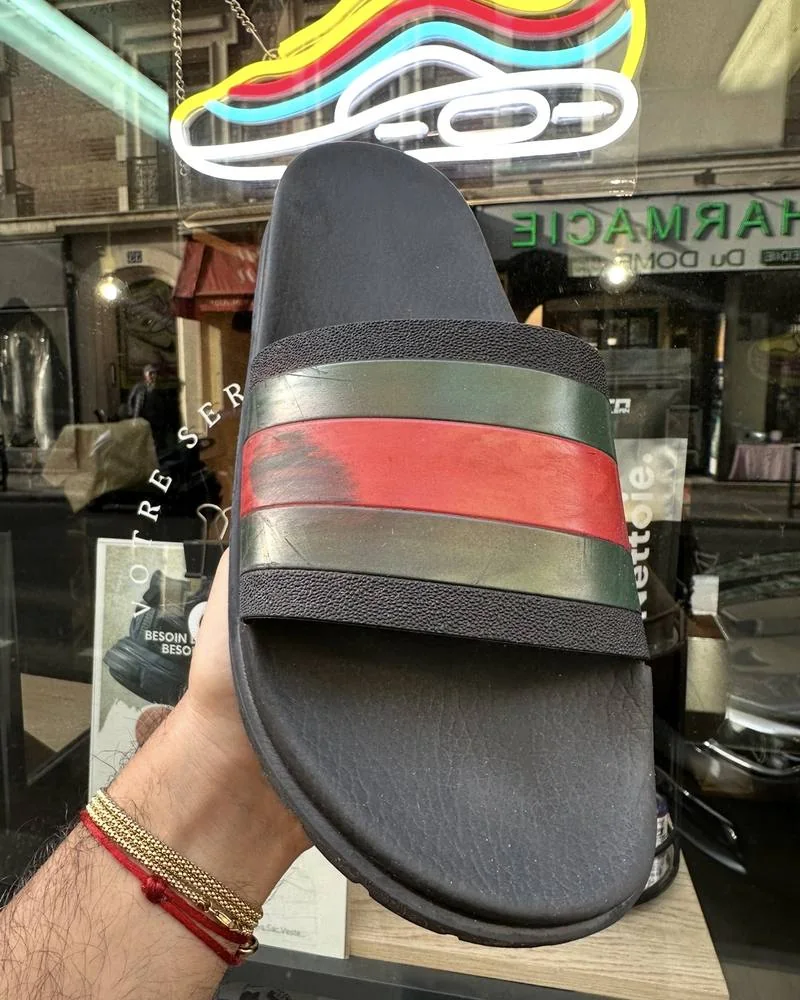 Claquettes en cuir avant nettoyage