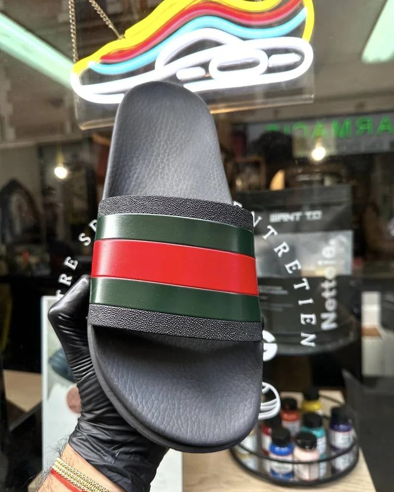 Claquettes en cuir après nettoyage