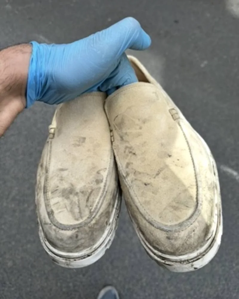 Mocassins en daim beige tachés avant nettoyage