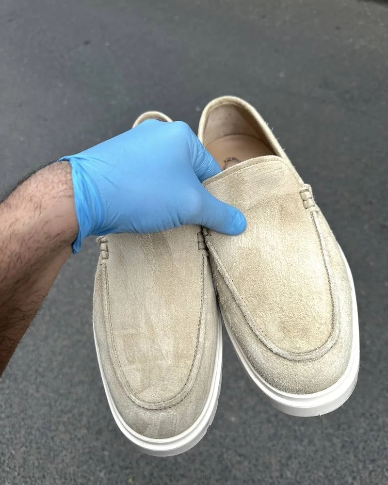 Mocassins en daim beige après nettoyage