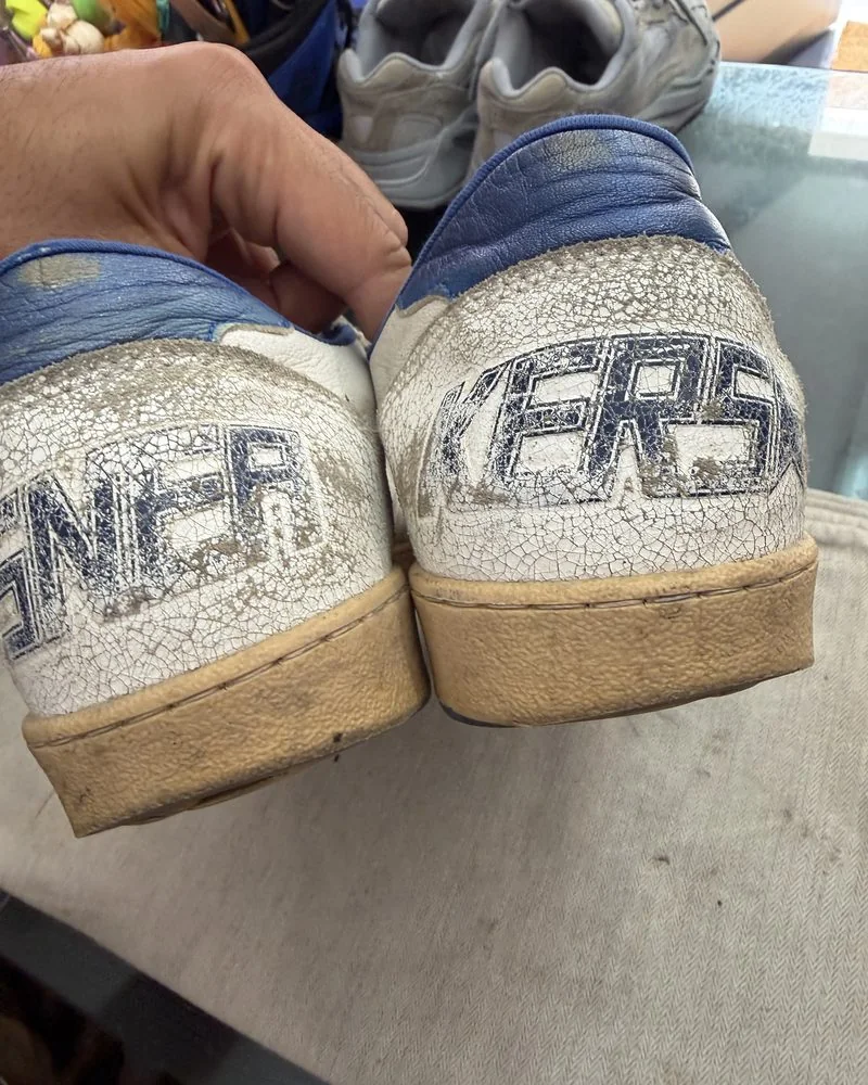 Talons de sneakers blanches et bleues encrassés avant nettoyage