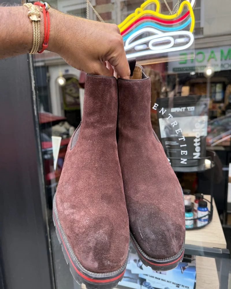 Bottines en daim bordeaux tachées avant nettoyage