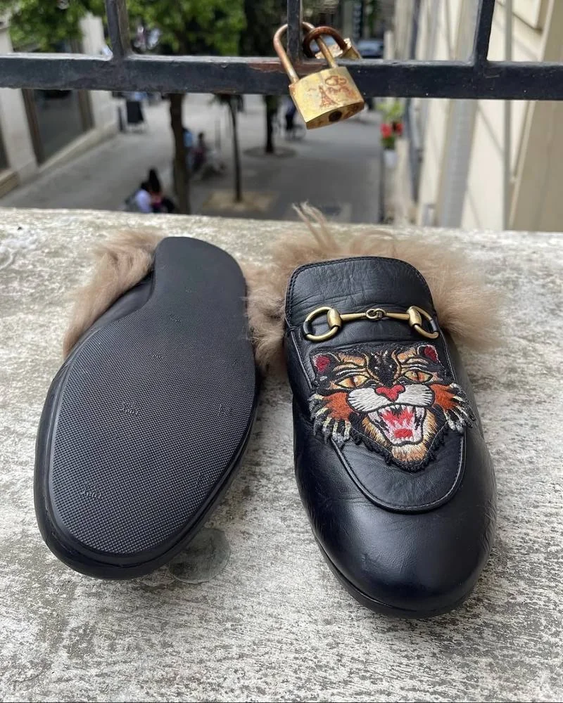 Mules en cuir et fourrure après nettoyage