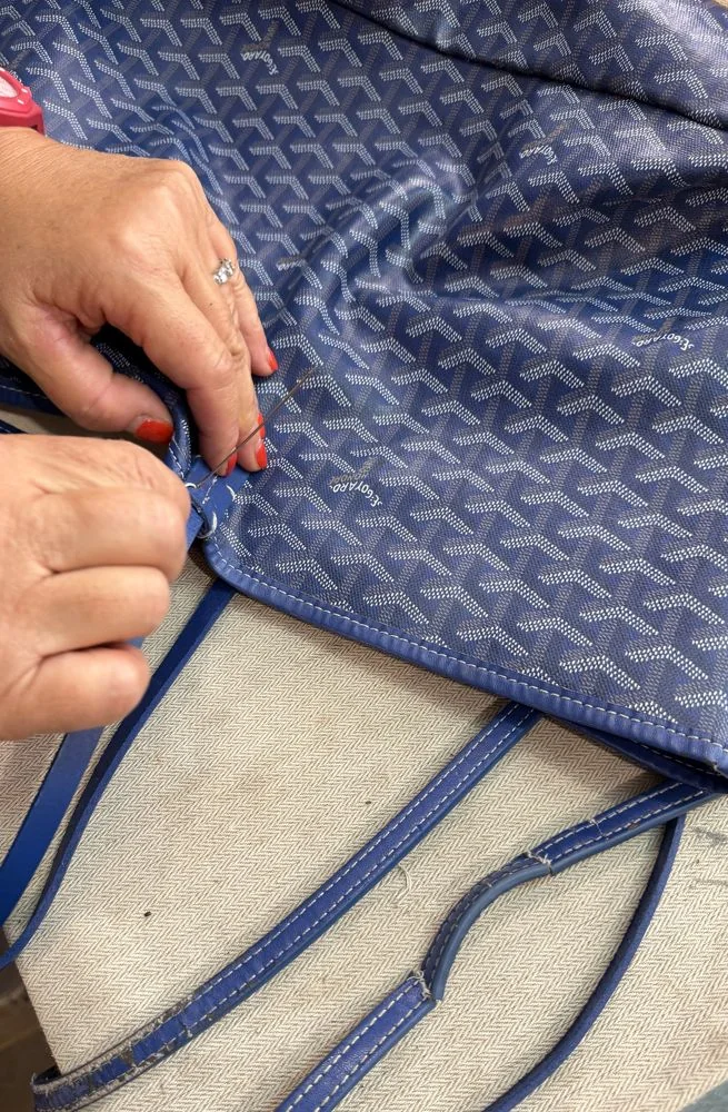 Réparation d’un sac en cuir à la main