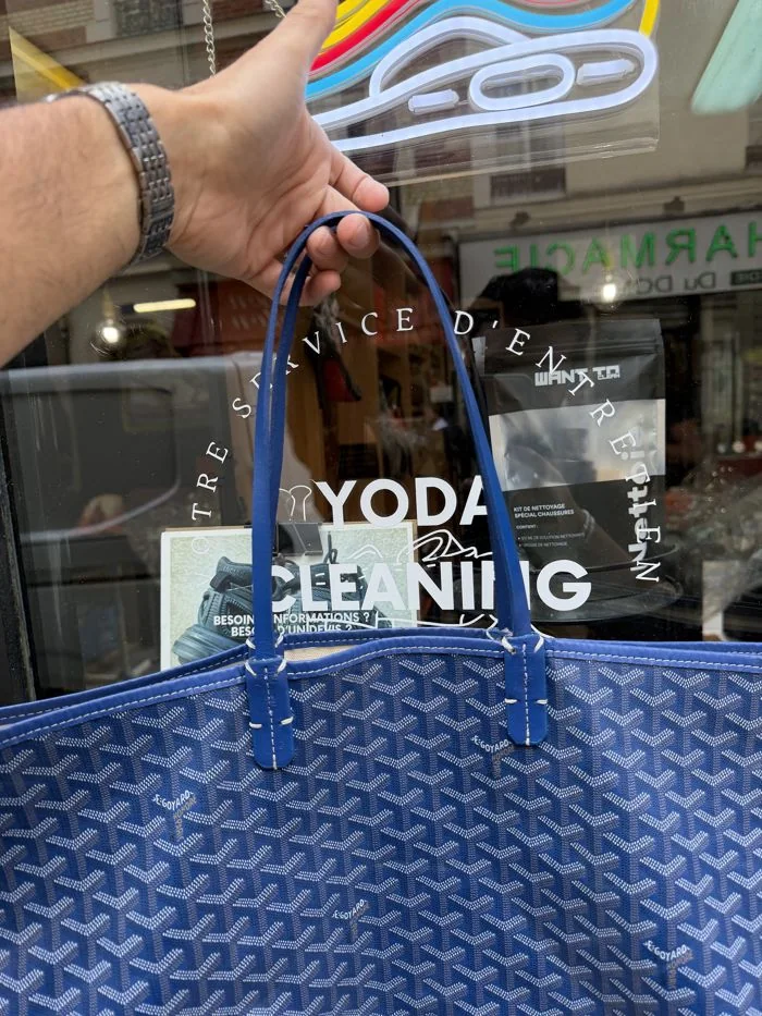 Sac en cuir réparé devant l’atelier Yodacleaning